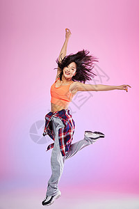 活力街舞女孩跳跃图片