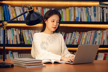 女人看电脑大学生图书馆看电脑学习背景