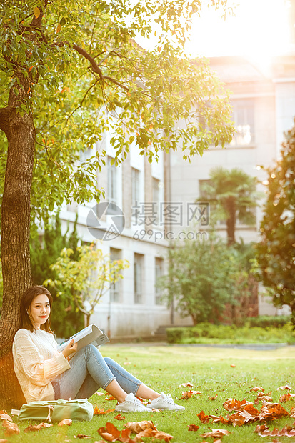 甜美女生户外看书图片