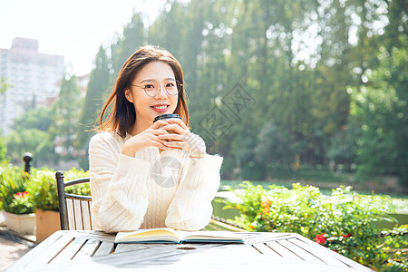 喝咖啡的女大学生高清图片