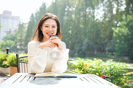 喝咖啡的女大学生高清图片