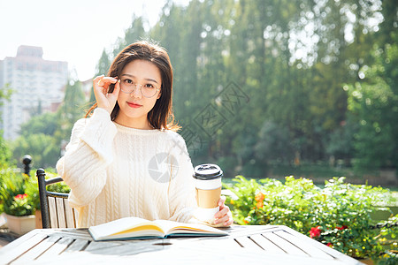 室外喝咖啡喝咖啡的女大学生背景