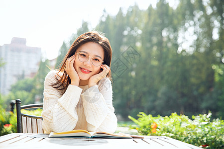 甜美女生户外看书图片素材