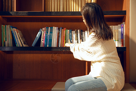 在图书馆找书的女大学生图片