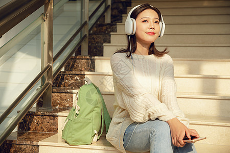 听音乐的女大学生图片