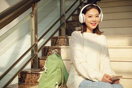 听音乐的女大学生图片