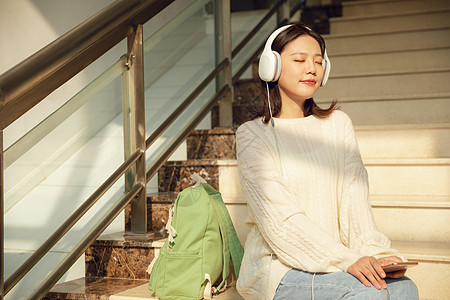 听音乐的女大学生图片