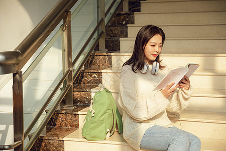 甜美女生走廊上看书图片