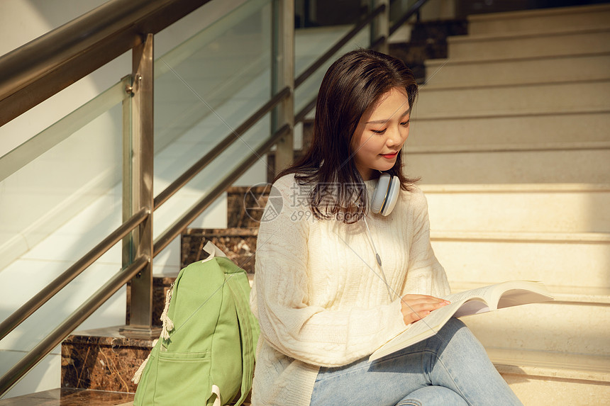 甜美女生走廊上看书图片