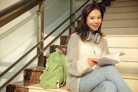 甜美女生走廊上看书图片