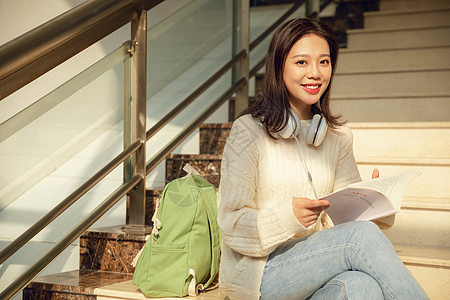 甜美女生走廊上看书图片