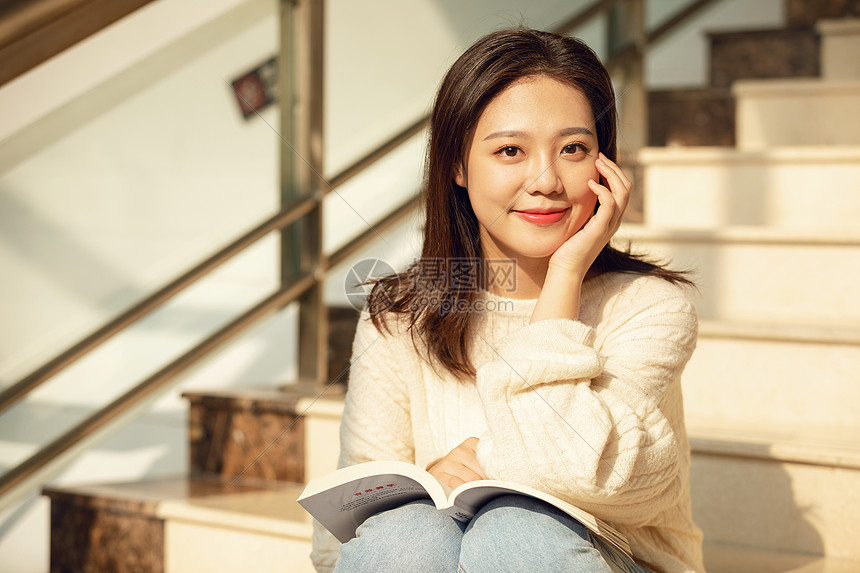 在楼梯学习的女大学生图片