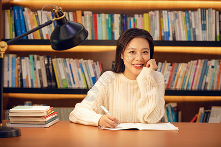 在图书馆学习的女大学生图片