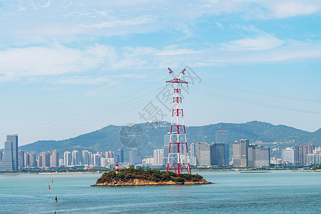 海上的高压电塔背景图片