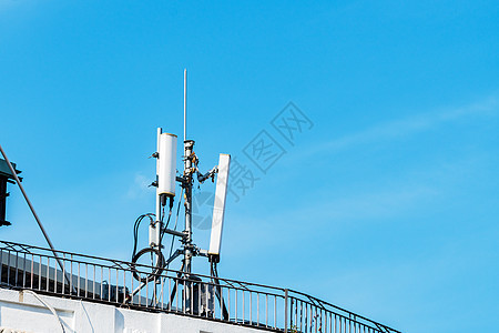 城市楼顶上的信号基站背景图片