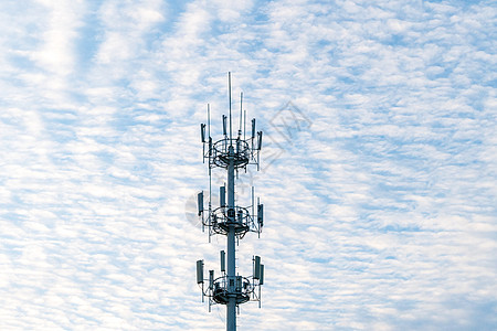 通讯信号城市楼顶上的信号基站背景