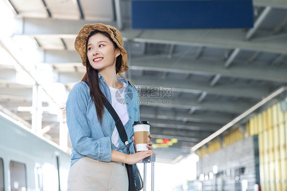 青年女性在站台上等候图片