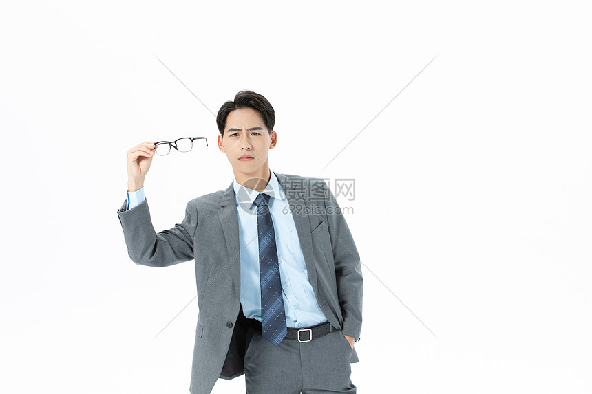 青年男性摘眼镜图片