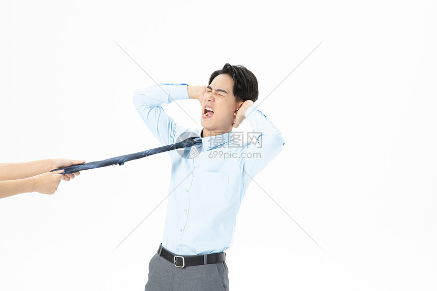 青年男性被人扯领带