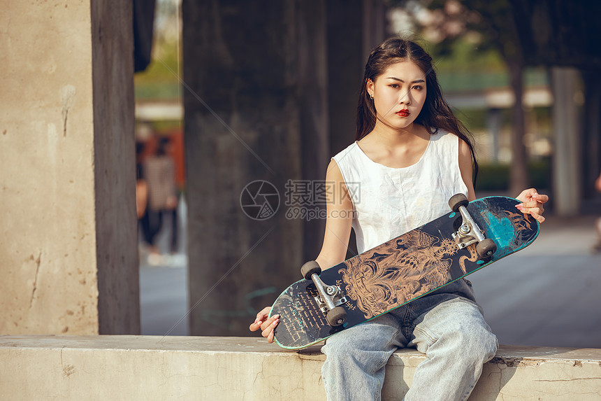 夕阳下的滑板女孩图片