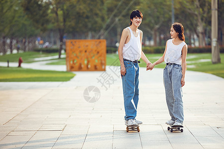 极限运动情侣户外玩滑板背景