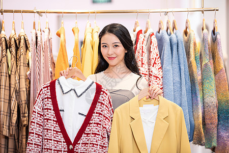 美女逛街购物挑选衣服图片