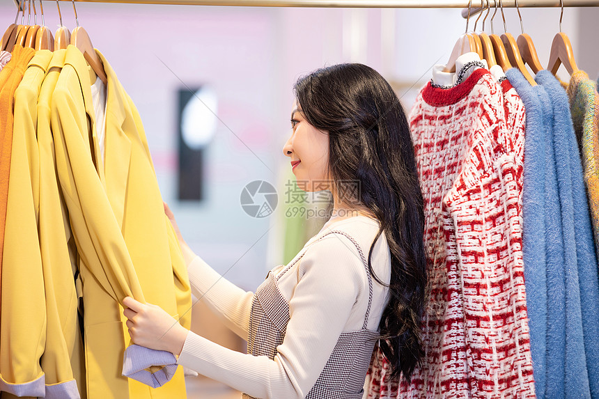 美女逛街购物挑选衣服图片