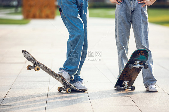 情侣户外玩滑板图片