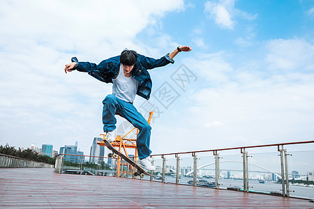 滑板街头玩滑板的男性形象背景