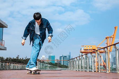 极限运动玩滑板的男性形象背景