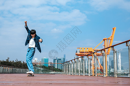 男性模特玩滑板的男性形象背景