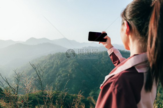 青年女性山顶拍照 图片