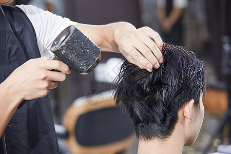 发型师给顾客吹头发美发师高清图片素材