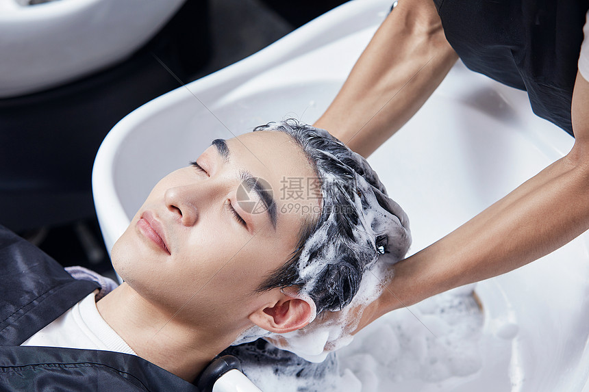 男性顾客洗头发图片