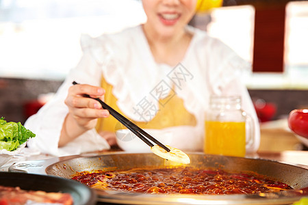 青年女性欢乐吃火锅图片