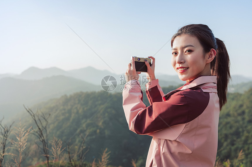 登山女性拍照图片