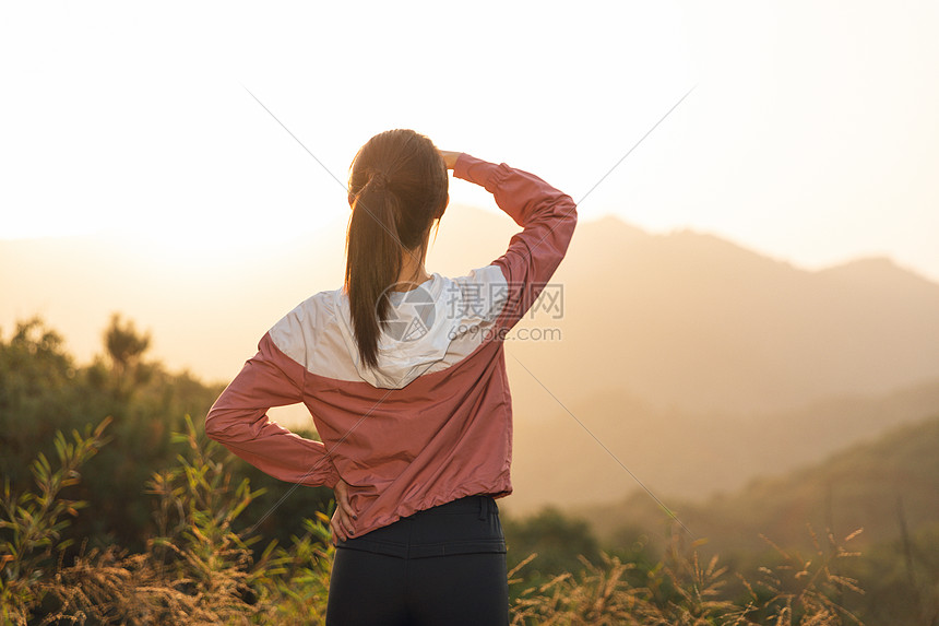 登山女性图片