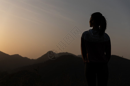 登山女性剪影图片