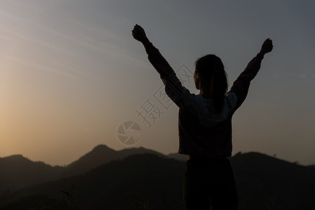 麋鹿剪影登山女性剪影背景