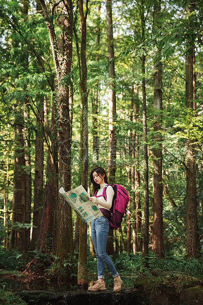 青年女性森林里看地图图片