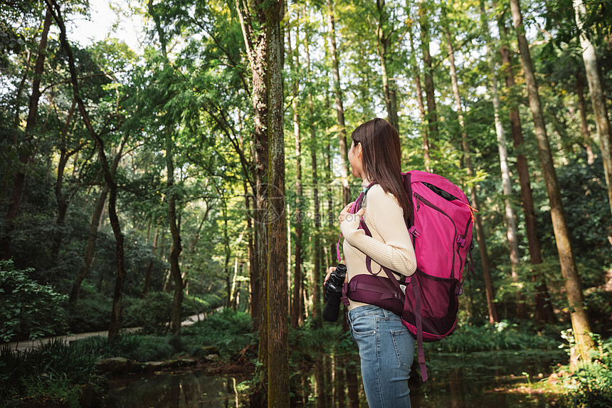 登山女性图片