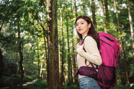 登山女性图片