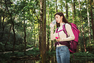 登山女性喝水休息图片