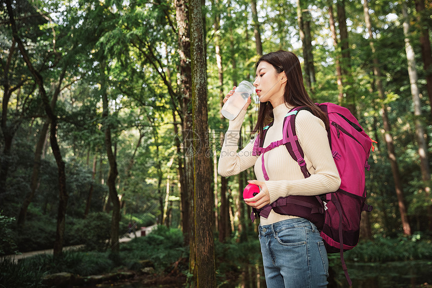 登山女性喝水休息图片