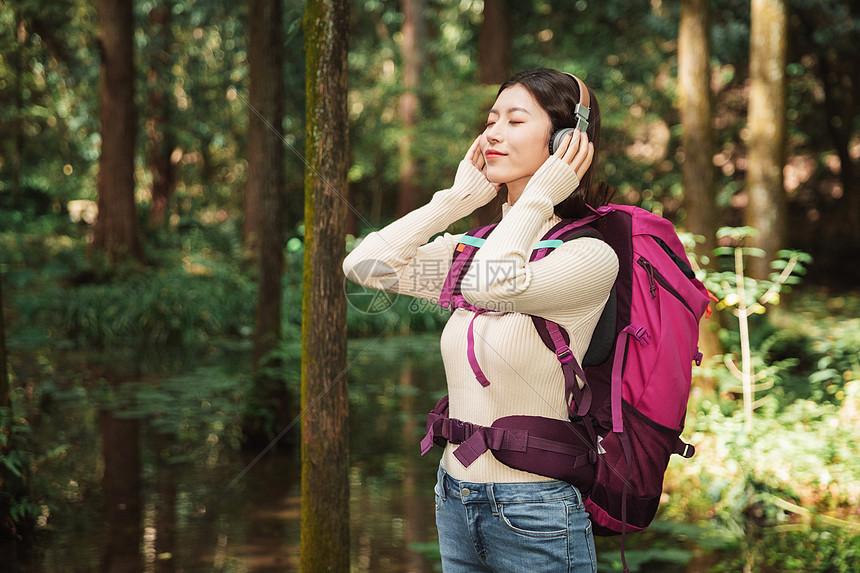 青年女生森林里听音乐图片