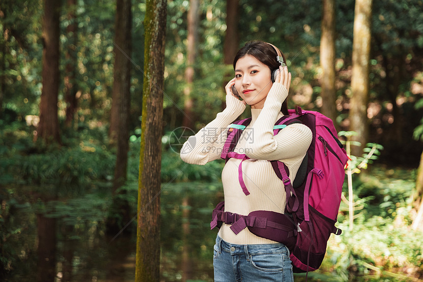 青年女生森林里听音乐图片