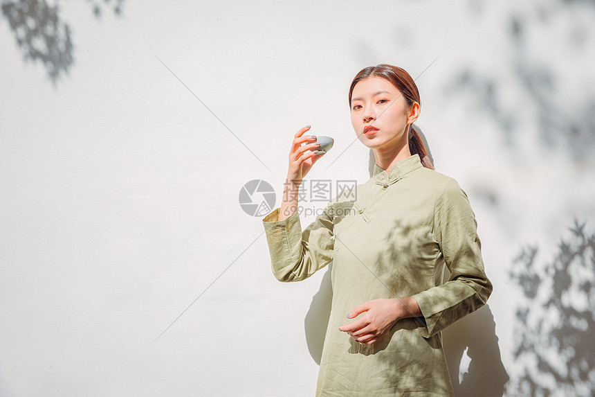 古风素衣美女喝茶图片