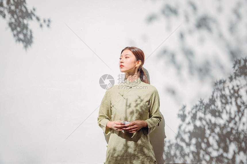 古风素衣美女喝茶图片