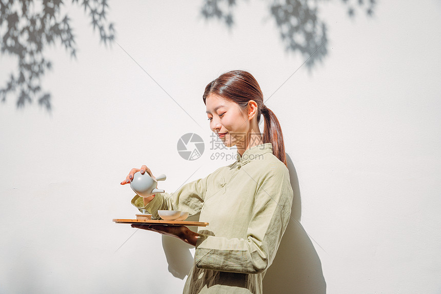 古风素衣美女喝茶图片