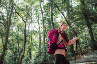 用登山杖爬山的女性形象图片